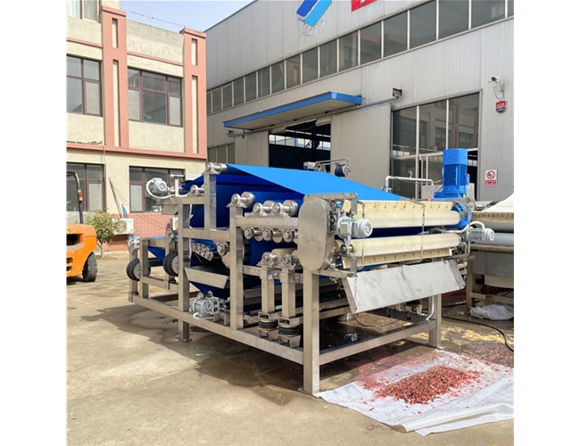 某食品廠訂購的1臺帶式榨汁機(jī)，試機(jī)檢驗(yàn)合格準(zhǔn)備發(fā)貨！