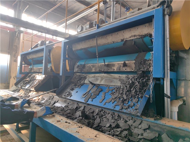 秦皇島某污水處理廠訂購的2臺高壓帶式污泥脫水機(jī)，投入使用啦！